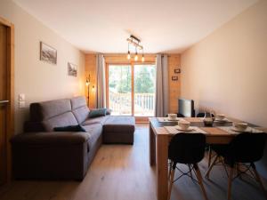 a living room with a couch and a table at Appartement Les Avanchers-Valmorel, 2 pièces, 4 personnes - FR-1-291-867 in Valmorel