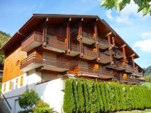 ル・グラン・ボルナンにあるAppartement Le Grand-Bornand, 3 pièces, 6 personnes - FR-1-241-169のバルコニー付きの建物