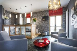 a living room with a red car on the floor at Hotel Charlemagne in Neuilly-sur-Seine