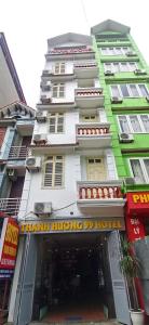 ein hohes Gebäude mit einem Schild, das Titan-Einstellungs-Hotel liest in der Unterkunft Thanh Hương 99 Hotel - Nội Bài in Hanoi