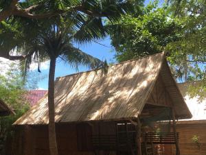 een huis met een palmboom ervoor bij Sanctuary Lanta in Koh Lanta