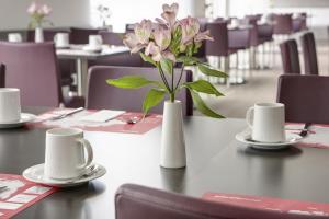Ein Restaurant oder anderes Speiselokal in der Unterkunft IntercityHotel Kiel 