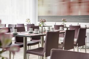 Ein Sitzbereich in der Unterkunft IntercityHotel Kiel