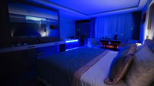 AURA MARINA HOTEL في إسطنبول: غرفة نوم بسرير كبير وتلفزيون