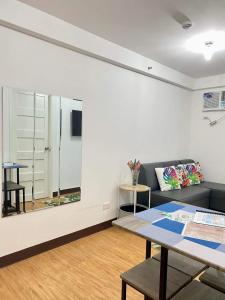 - un salon avec une table et un canapé dans l'établissement Minimalist 1-bedroom condo unit CASA TIMMY, à Davao
