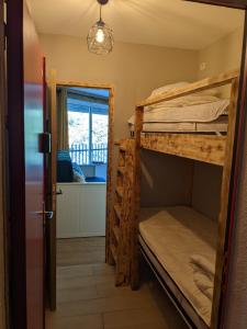 um quarto com 2 beliches e uma porta em Andemu Studio cabine 2 à 4 personnes Barèges em Barèges