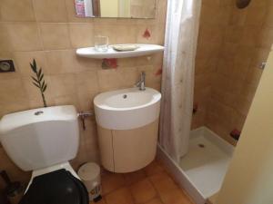 Kúpeľňa v ubytovaní Joli studio, 4 pers, calme, proche commerces et remontées mécaniques, balcon, rénové - FR-1-458-171