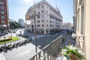 balcone con vista su una strada della città. di S1 Luxury Suites and Rooms a Trieste