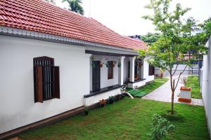 a view of the courtyard of a house at Bobbys Corner in Alleppey