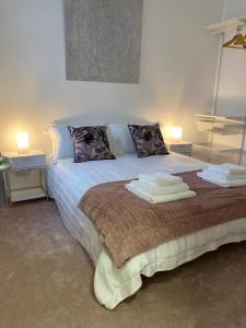 Un dormitorio con una cama con toallas. en Haugh Ness, en Inverness