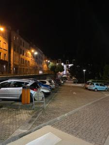 ein Parkplatz mit einem Haufen Autos geparkt in der Unterkunft Logement de la ressource in Salins-les-Bains
