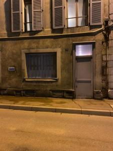 ein Gebäude mit einer Tür auf der Straßenseite in der Unterkunft Logement de la ressource in Salins-les-Bains