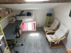 una vista aérea de una habitación con 2 sillas y un escritorio en La Casa De La Ciotat en La Ciotat