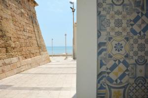 Una pared con azulejos azules y blancos. en Fly Home Sicily, en Marina di Ragusa