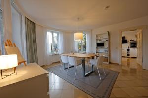 uma cozinha e sala de jantar com mesa e cadeiras em Paterre Wohnung in der Rosa Villa em Selb