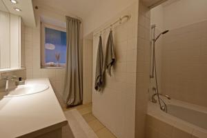 a bathroom with a sink and a shower and a tub at Paterre Wohnung in der Rosa Villa in Selb