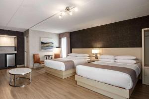 Postel nebo postele na pokoji v ubytování Days Inn by Wyndham Toronto West Mississauga