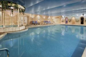 Cwrt Bleddyn Hotel & Spa内部或周边的泳池