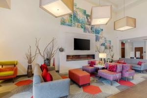 A seating area at Comfort Suites Loveland