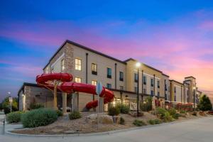 een hotel met een glijbaan voor een gebouw bij Comfort Suites Loveland in Loveland