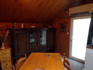 une salle à manger avec une table en bois et une armoire dans l'établissement Studio décor chalet jusqu'à 6 couchages, à Fontpédrouse