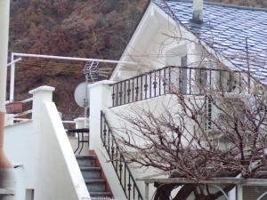 une maison blanche avec des escaliers menant à un bâtiment dans l'établissement Studio décor chalet jusqu'à 6 couchages, à Fontpédrouse