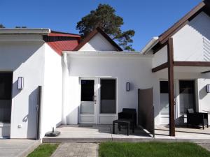 Casa blanca con techo rojo en Ferienanlage "Haus hinter den Dünen" Prerow, en Prerow