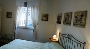 ベルガモにあるLa Castellanaのベッドルーム(ベッド1台、窓付)