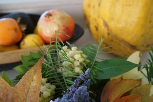 - un bouquet de fruits et de légumes sur une table dans l'établissement Casa Los Bancales, à Candeleda
