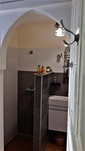La salle de bains est pourvue d'une douche, d'un lavabo et d'une lampe. dans l'établissement Riad Safina, à Marrakech