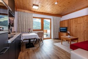 kuchnia i salon ze stołem w pokoju w obiekcie Appartement Schöne Aussicht w Saalbach Hinterglemm