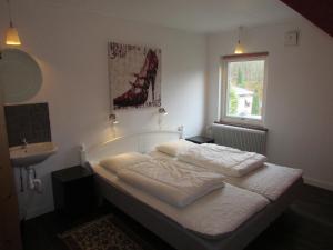 Un pat sau paturi într-o cameră la Hallandsåsen Hostel