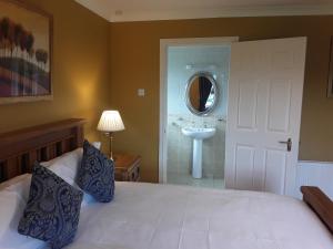 Postel nebo postele na pokoji v ubytování Doonard Manor B&B