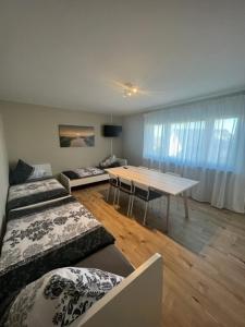 a living room with a table and a dining room at Linden Monteur Apartment in Rodenbach