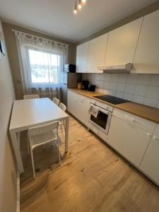 a kitchen with a table and a table and chairs at Linden Monteur Apartment in Rodenbach