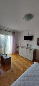 TV a/nebo společenská místnost v ubytování Apartments Barcarola