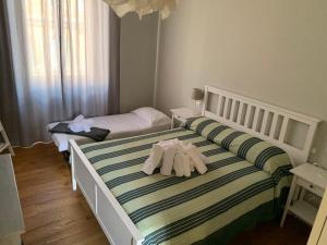 um quarto com duas toalhas numa cama em La Casetta del Flaminio em Roma