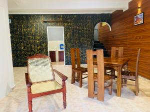 Sadhara River View Lodge في كاندي: غرفة طعام مع طاولة وكراسي خشبية