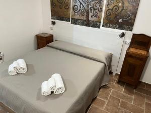 a bedroom with a bed with towels on it at Appartamento Centro Storico Fondi in Fondi