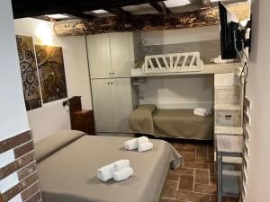 a room with two beds and a television in a room at Appartamento Centro Storico Fondi in Fondi
