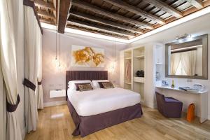ローマにあるドムス リベラのベッドルーム1室(白い大型ベッド1台付)
