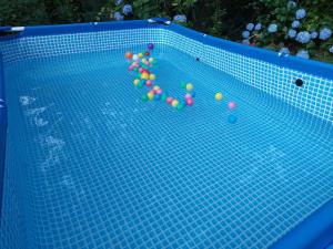 a bunch of balls in a swimming pool at Moinho do Formigal in Valença