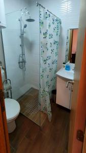 ヴルドニークにあるLux Snezanaのバスルーム(シャワー、トイレ、シンク付)