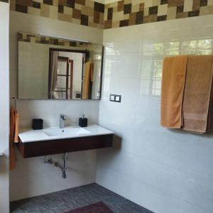 un baño con lavabo y espejo en Edelweiss Residence, en Hikkaduwa