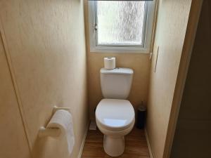 Koupelna v ubytování 8 berth central heated on Coral Beach ABI CB + 22 fotografií