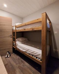 a bedroom with two bunk beds in a room at Chalet Noisette in Durbuy