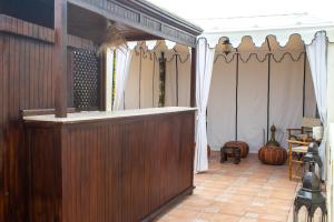 Lounge nebo bar v ubytování Perlekech Riad & Spa