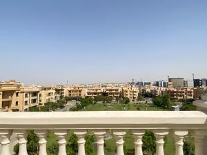 d'un balcon offrant une vue sur la ville. dans l'établissement Chelay studios, au Caire