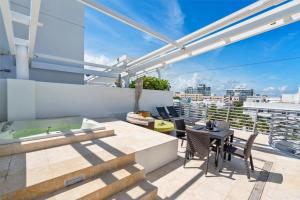 Un balcon sau o terasă la Penthouse Bahia Mar South Beach on Ocean Drive Miami Beach home