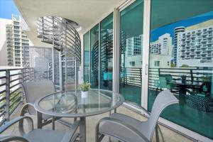 Un balcon sau o terasă la Penthouse Bahia Mar South Beach on Ocean Drive Miami Beach home